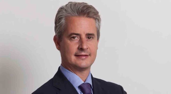 Detienen en el aeropuerto de El Prat a un ex consultor del Banco Mundial por estafa Detienen en el aeropuerto de El Prat a un ex consultor del Banco Mundial por estafa