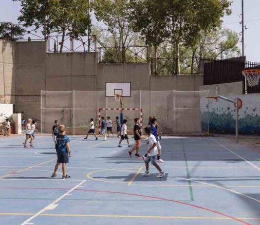 Barcelona abre los patios de 12 escuelas para ofrecerlos durante Navidad Barcelona abre los patios de 12 escuelas para ofrecerlos durante Navidad