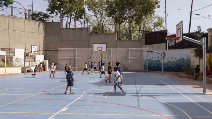 Barcelona abre los patios de 12 escuelas para ofrecerlos durante Navidad