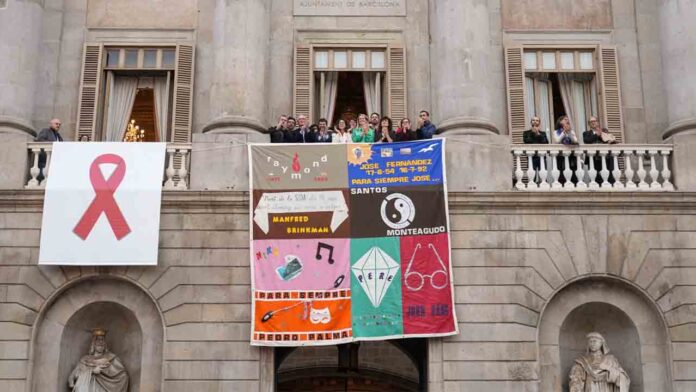Barcelona despliega el Tapiz Memorial del Sida desde el balcón del Ayuntamiento