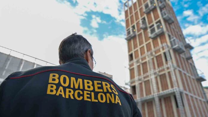 Bombers de Barcelona estrenan nueva torre de prácticas en el Parc Vall d'Hebron