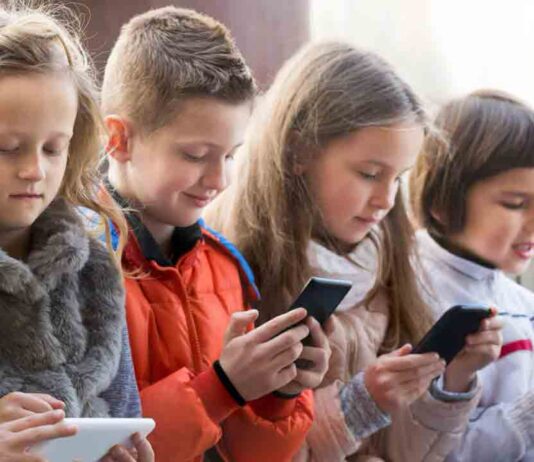 Catalunya prohibirá los móviles en primaria a partir del próximo curso Catalunya prohibirá los móviles en primaria a partir del próximo curso