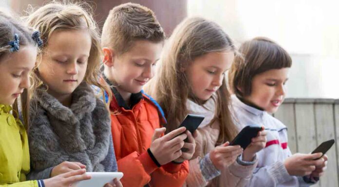 Catalunya prohibirá los móviles en primaria a partir del próximo curso Catalunya prohibirá los móviles en primaria a partir del próximo curso