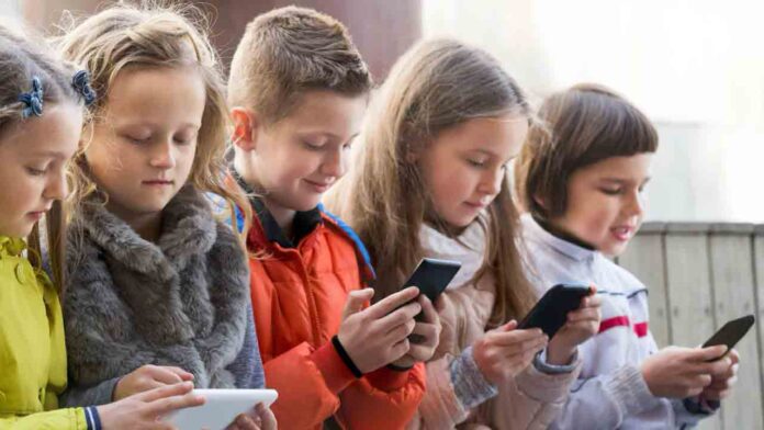 Catalunya prohibirá los móviles en primaria a partir del próximo curso
