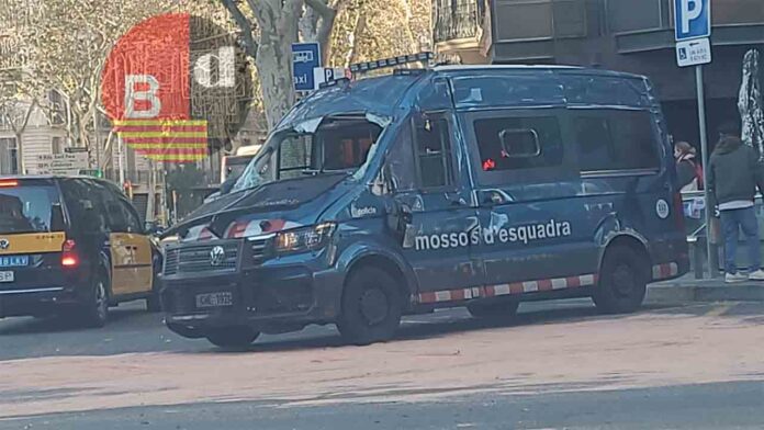 Heridos seis Mossos tras chocar con un taxi en la plaza Urquinaona