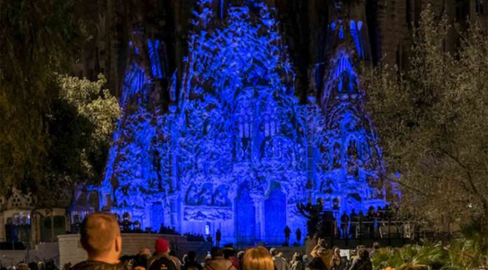 La Sagrada Familia ilumina la fachada del Nacimiento La Sagrada Familia ilumina la fachada del Nacimiento por las actividades de Navidad