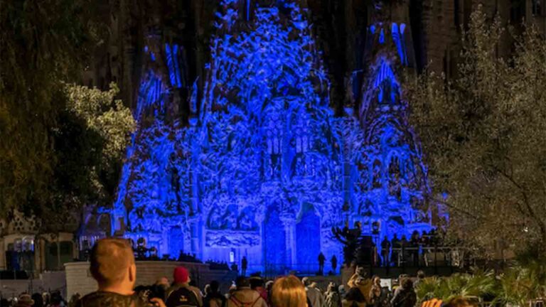 La Sagrada Familia ilumina la fachada del Nacimiento por las actividades de Navidad