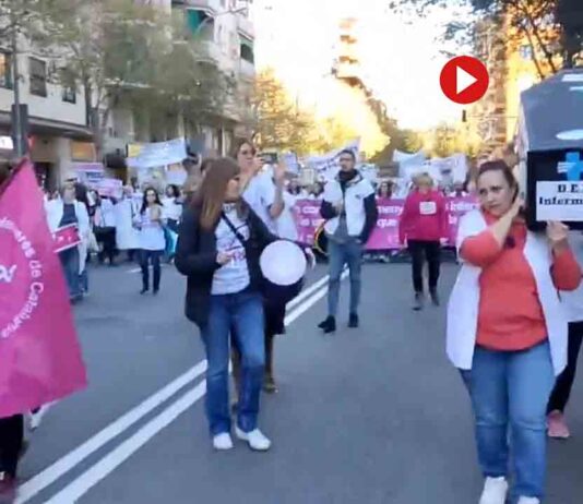 La manifestación de enfermería corta la Diagonal en los dos sentidos La manifestación de enfermería corta la Diagonal en los dos sentidos