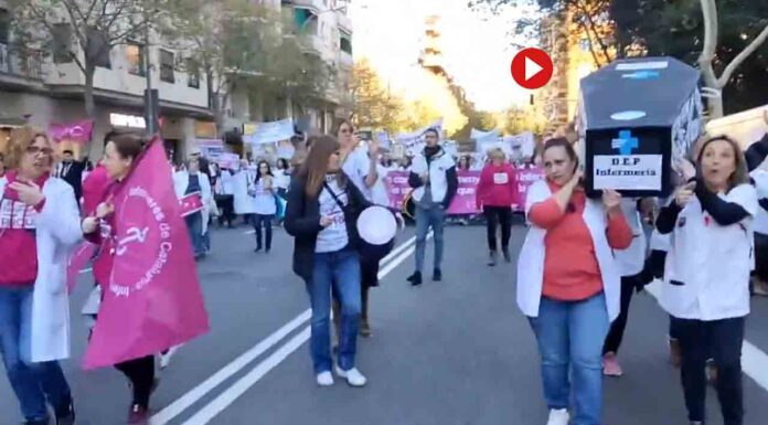 La manifestación de enfermería corta la Diagonal en los dos sentidos La manifestación de enfermería corta la Diagonal en los dos sentidos