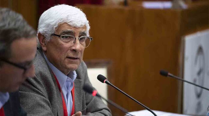 Balcells acepta reunirse con las enfermeras si desconvocan la huelga indefinida Balcells acepta reunirse con las enfermeras si desconvocan la huelga indefinida