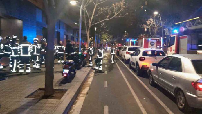 Arde la batería de un patinete y provoca un incendio en un piso de Sant Andreu