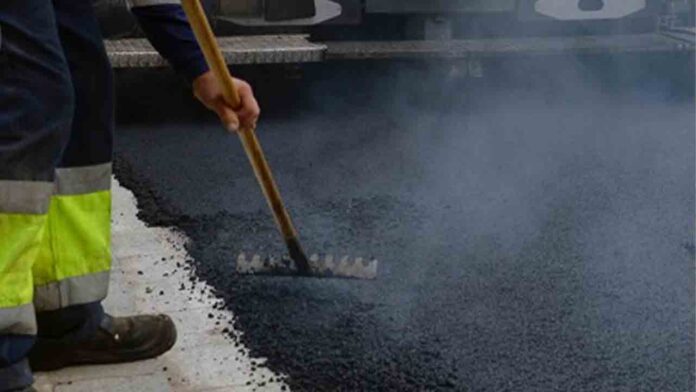 Obras en Jordi Girona para instalar asfalto drenante en el carril bici