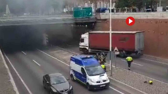 Cortada la ronda del Litoral de Barcelona por el incendio de un vehículo dentro de un túnel