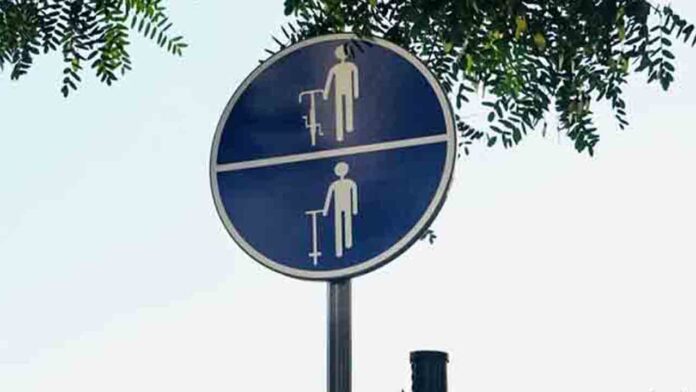 La señal que obliga a bajar de la bici y el patinete se instala en Ciutat Vella