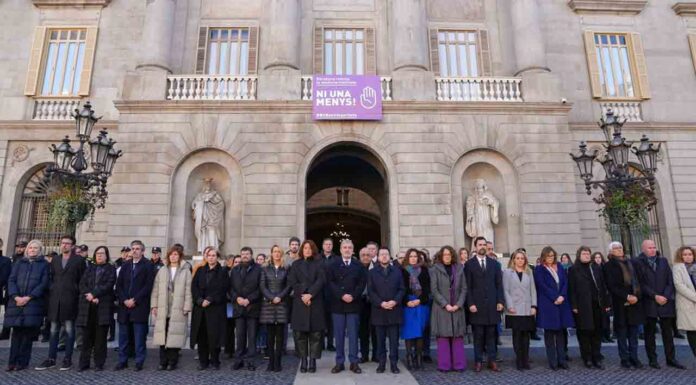 Minuto de silencio por la mujer asesinada en el Clot y los niños de Horta Minuto de silencio por la mujer asesinada en el Clot y los niños de Horta