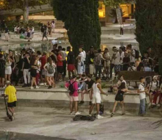 Piden 5 años y medio de prisión por tirar una botella a la policía en las fiestas de Sants Piden 5 años y medio de prisión por tirar una botella a la policía en las fiestas de Sants