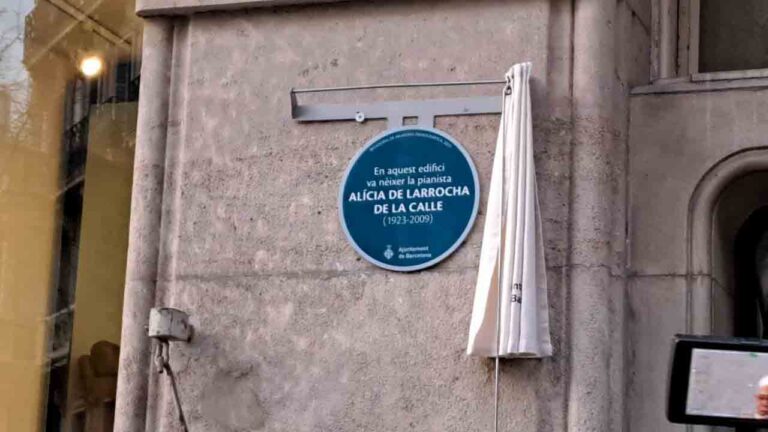Placa conmemorativa a la pianista Alicia de Larrocha en el domicilio donde nació