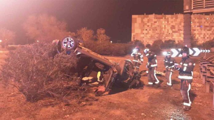 Un coche sale disparado y vuelca en un accidente en la ronda de Dalt