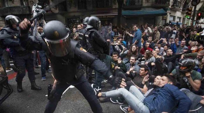 46 agentes de la Policía Nacional irán a juicio por las cargas del 1-O 46 agentes de la Policía Nacional irán a juicio por las cargas del 1-O