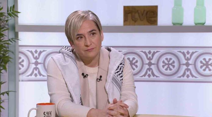 Ada Colau: «Hay élites que presionan para que no estemos en el gobierno» Ada Colau: "Hay élites que presionan para que no estemos en el gobierno"