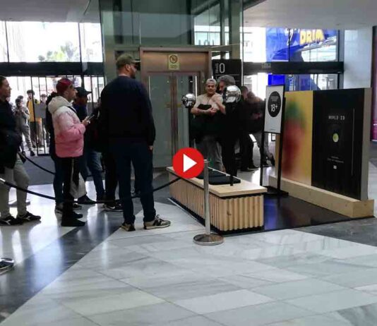Colas en Barcelona para escanearse el ojo a cambio de 70 euros Colas en Barcelona para escanearse el ojo a cambio de 70 euros