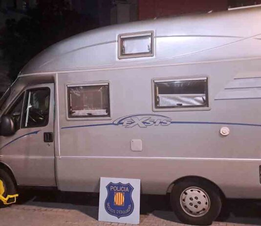 Detienen en Montjuïc a un hombre y una mujer por robos en vehículos y falsedad documental Detienen en Montjuïc a un hombre y una mujer por robos en vehículos y falsedad documental