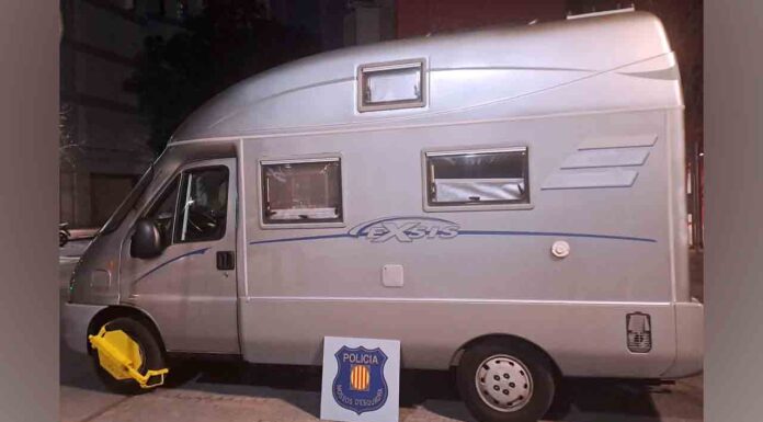 Detienen en Montjuïc a un hombre y una mujer por robos en vehículos y falsedad documental Detienen en Montjuïc a un hombre y una mujer por robos en vehículos y falsedad documental