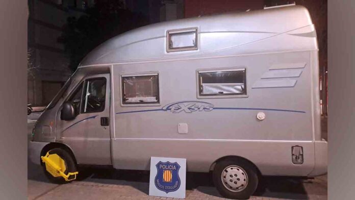 Detienen en Montjuïc a un hombre y una mujer por robos en vehículos y falsedad documental
