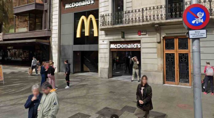 Dos heridos al estrellarse una moto contra el McDonald’s de la Diagonal Dos heridos al estrellarse una moto contra el McDonald's de la Diagonal