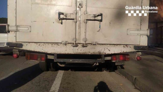 Multa de 6.000 euros a un camionero que circulaba con la matrícula escondida