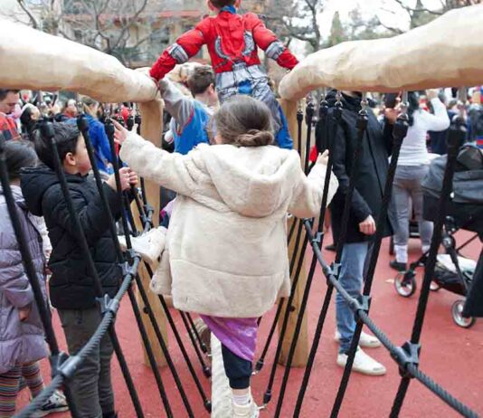 Nueva área de juegos infantiles en la plaza del Doctor Modrego Nueva área de juegos infantiles en la plaza del Doctor Modrego