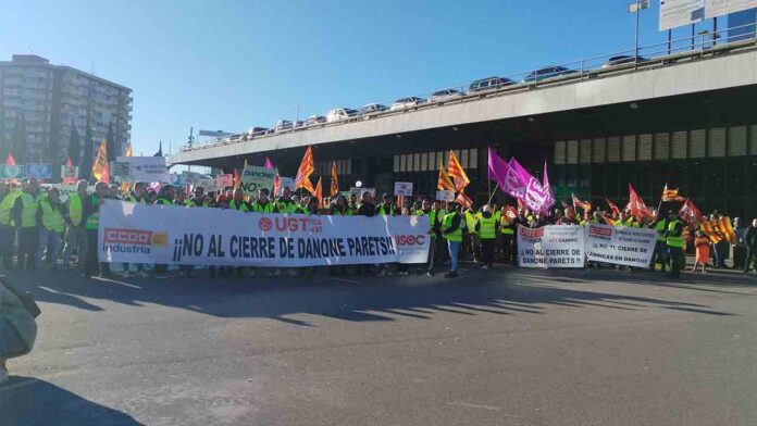 Protesta de los trabajadores de Danone contra el cierre de la planta de Parets
