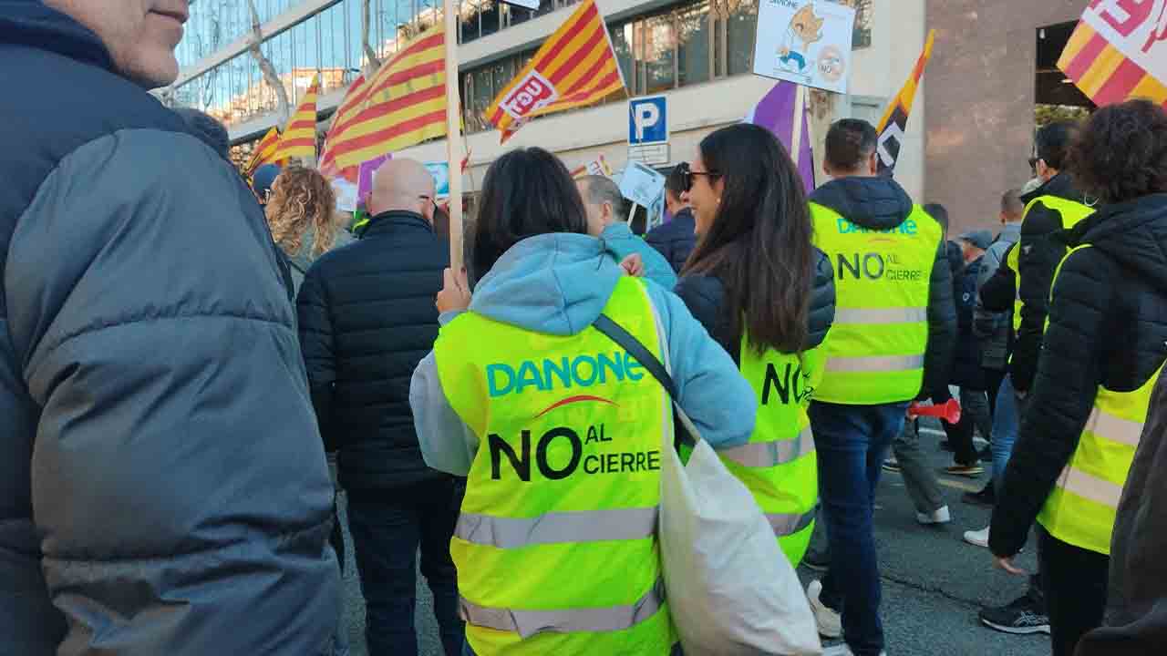 Protesta de los trabajadores de Danone contra el cierre de la planta de Parets