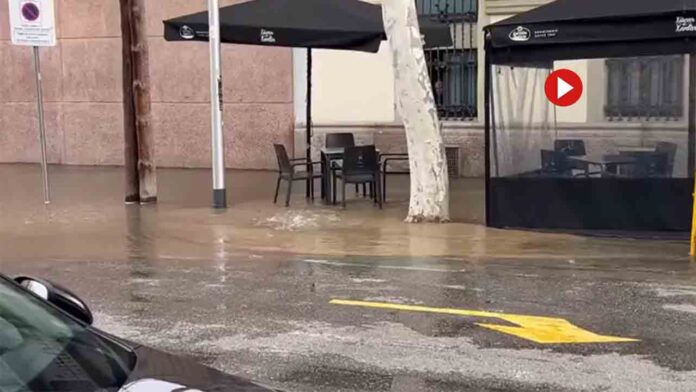 Una fuga de agua inunda la calle Pamplona, ​​en La Llacuna del Poblenou