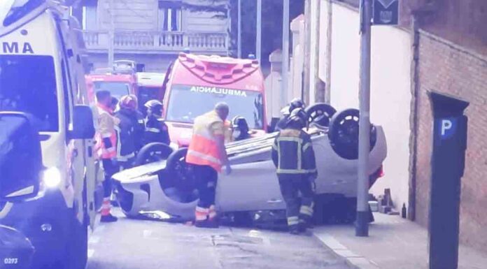 Vuelca un coche en la Bonanova en un aparatoso accidente Vuelca un coche en la Bonanova en un aparatoso accidente