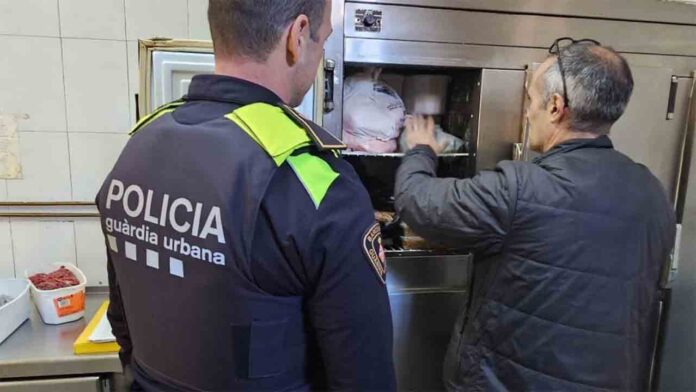 Cierran un restaurante en Sant Andreu por alimentos en mal estado