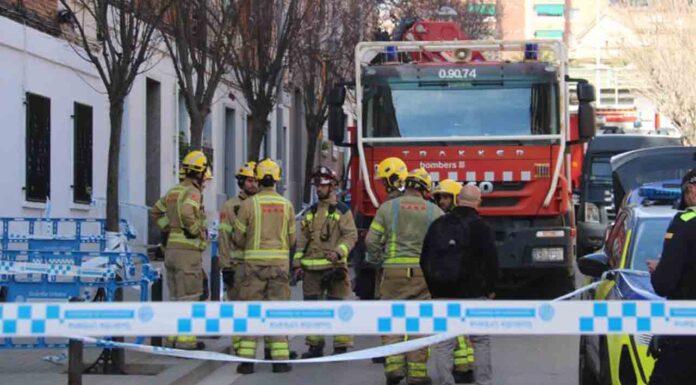 Dos heridos críticos en el incendio de una vivienda en Trinitat Vella Dos heridos críticos en el incendio de una vivienda en Trinitat Vella