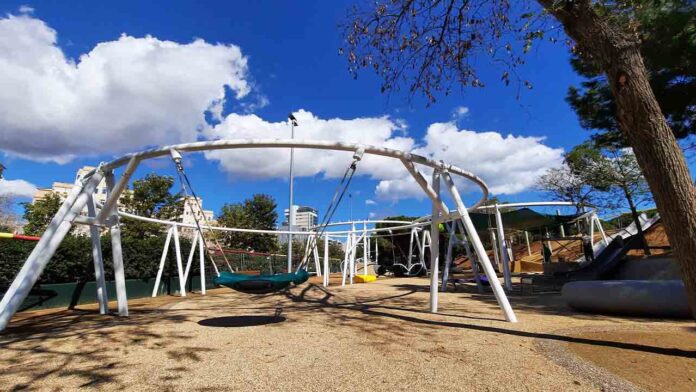 El parque de Poblenou acoge una nueva área de juego infantil