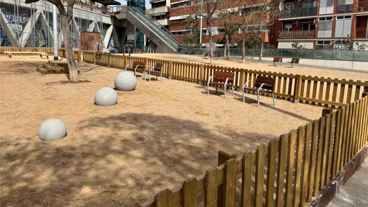 Nuevo espacio de juego infantil en la rambla Badal en Sants-Montjuïc