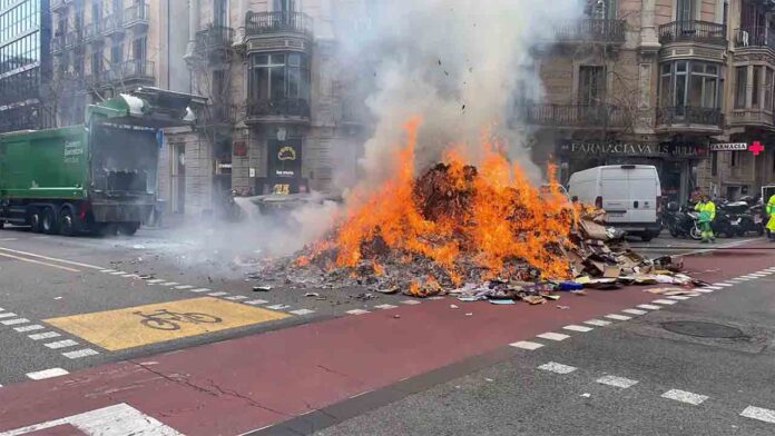 Se incendia un camión de la basura en Pau Clarís