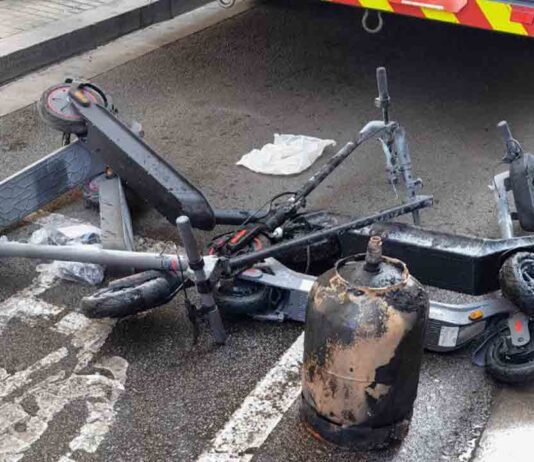 Incendio en un taller de reparación en Sants al explotar un patinete eléctrico Incendio en un taller de reparación en Sants al explotar un patinete eléctrico