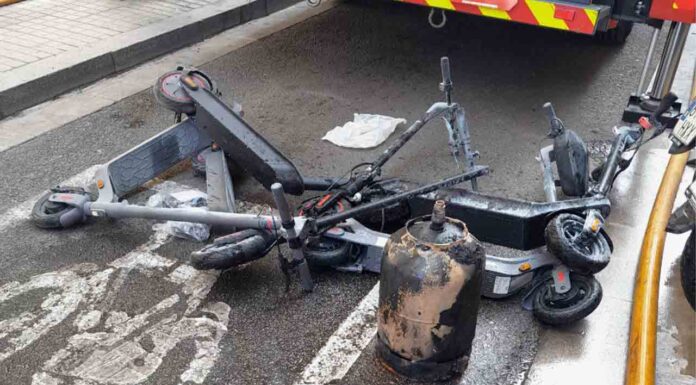 Incendio en un taller de reparación en Sants al explotar un patinete eléctrico Incendio en un taller de reparación en Sants al explotar un patinete eléctrico