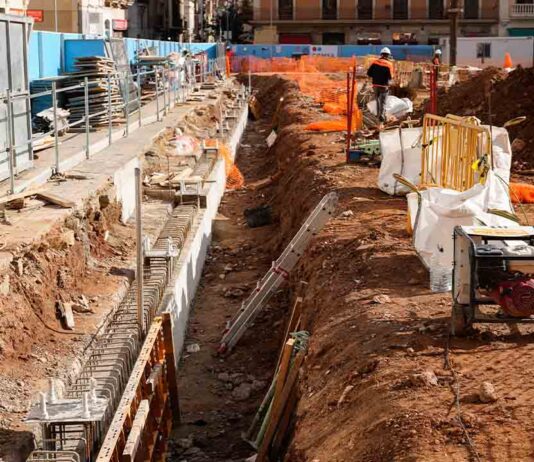 Inician la excavación para catalogar los restos de una fábrica textil bajo el Mercado de la Abacería Inician la excavación para catalogar los restos de una fábrica textil bajo el Mercado