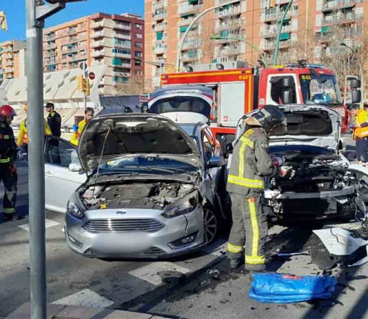 Los Bomberos excarcelan a una persona tras un accidente en Gran Vía Los Bomberos excarcelan a una persona tras un accidente en Gran Vía