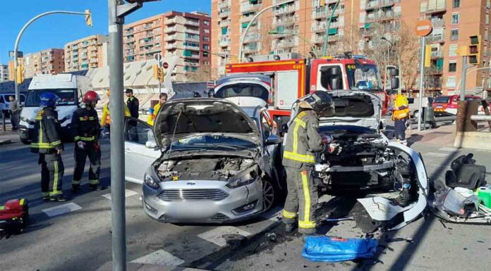 Los Bomberos excarcelan a una persona tras un accidente en Gran Vía Los Bomberos excarcelan a una persona tras un accidente en Gran Vía
