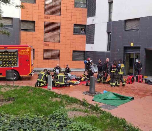 Los Bomberos extinguen el incendio de una vivienda en la Trinitat Nova Los Bomberos extinguen el incendio de una vivienda en la Trinitat Nova