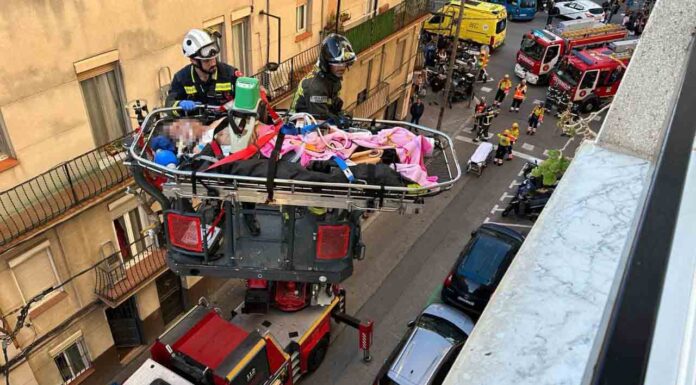Los Bomberos rescatan a una persona enferma en Horta-Guinardó Los Bomberos rescatan a una persona enferma en Horta-Guinardó