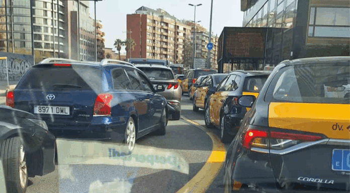 Los taxistas denuncian el caos de tránsito en la estación de Sants Los taxistas denuncian el caos de tránsito en la estación de Sants