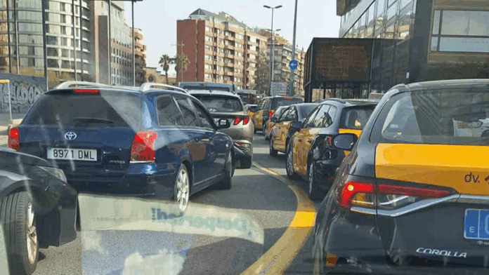 Los taxistas denuncian el caos de tránsito en la estación de Sants