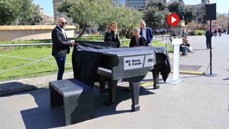 Maria Canals instala un piano solar en la plaza de Catalunya